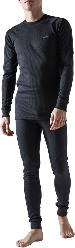 Man in een zwart thermoshirt en thermolegging met ribbelstructuur.