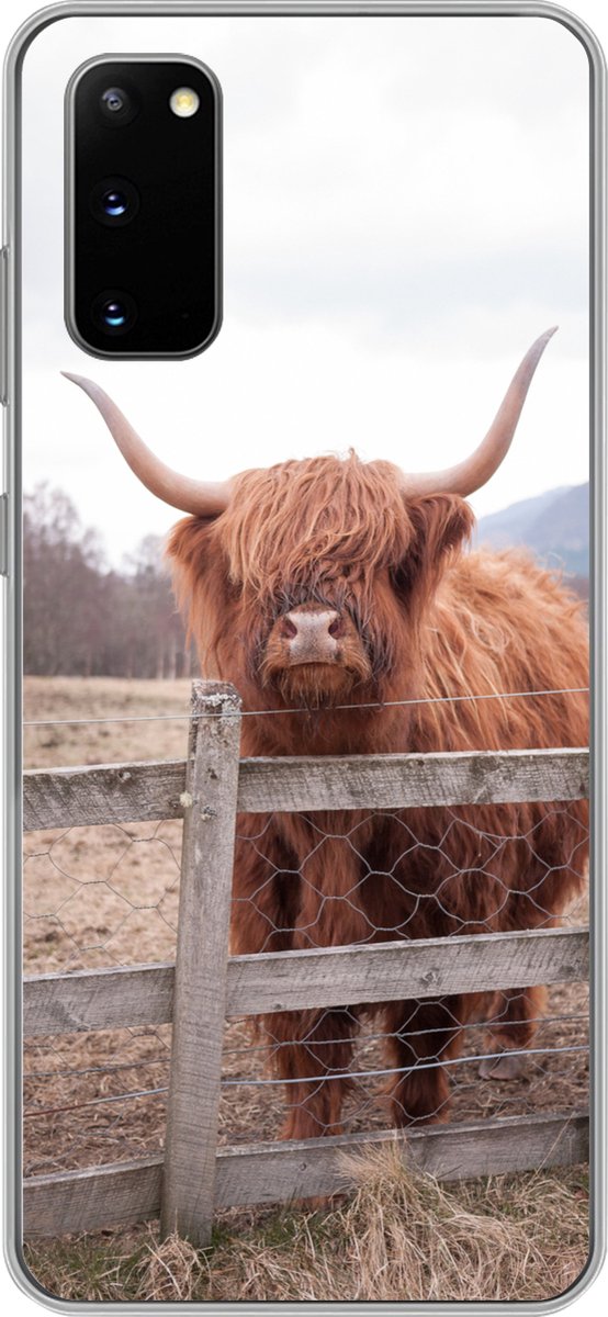 Telefoonhoesje Geschikt voor Samsung Galaxy S20 hoesje - Schotse Hooglander - Gras - Hek - Siliconen Telefoonhoesje Telefoonhoesje