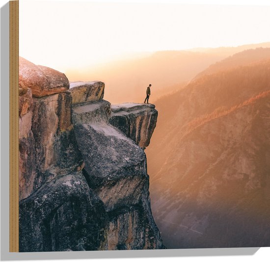WallClassics - Hout - Man aan de Rand van Hoge Cliff met Zonlicht - 50x50 cm - 9 mm dik - Foto op Hout (Met Ophangsysteem)