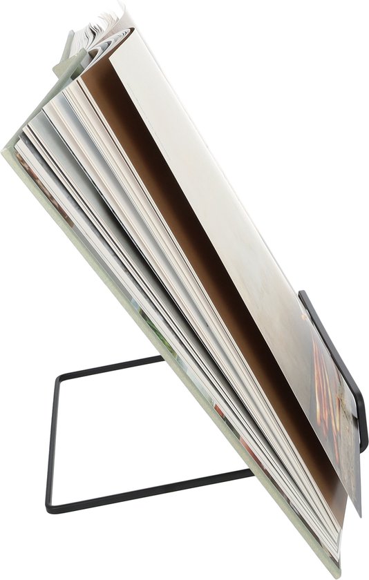 Zijaanzicht van een open kookboek op een zwarte boekenstandaard.