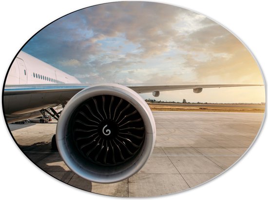Dibond Ovaal - Motor van Wit Vliegtuig op Vliegveld - 40x30 cm Foto op Ovaal (Met Ophangsysteem)