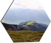 Dibond Hexagon - Uitzicht over Berglandschap - 40x34.8 cm Foto op Hexagon (Met Ophangsysteem)