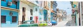 Dibond - Gekleurde Geparkeerde Auto's in Kleurrijke Straat - Cuba - 150x50 cm Foto op Aluminium (Met Ophangsysteem)