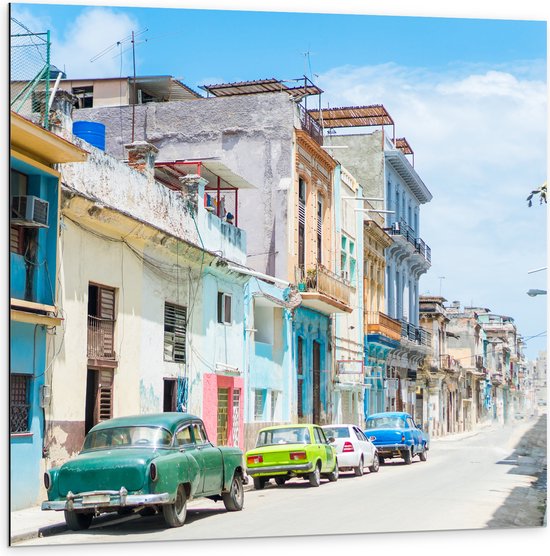 Dibond - Gekleurde Geparkeerde Auto's in Kleurrijke Straat - Cuba - 100x100 cm Foto op Aluminium (Met Ophangsysteem)