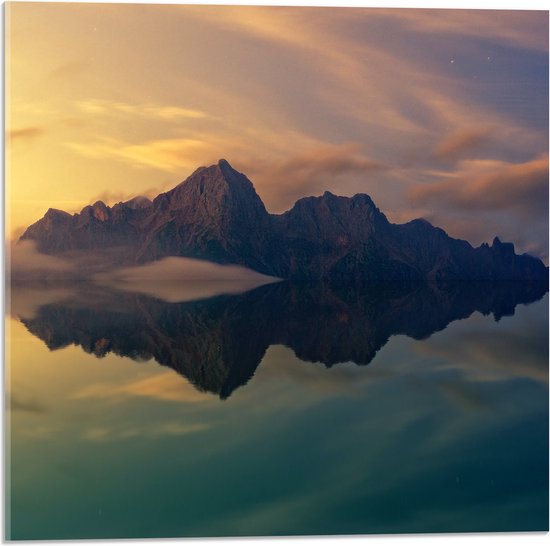 Acrylglas - Bergen weerspiegelen in de Zee - 50x50 cm Foto op Acrylglas (Wanddecoratie op Acrylaat)