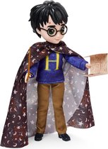 Wizarding World HARRY POTTER - COFFRET POUPÉE 20 CM + ACCESSOIRES HARRY POTTER - Poupée figurine Articulée Harry Potter 20 cm - Cape D'Invisibilité, 2 Tenues & 5 Accessoires - Jouet Enfant 6 ans et +