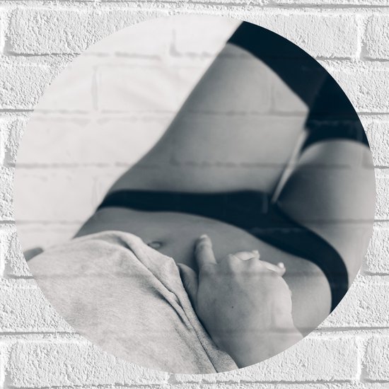 Muursticker Cirkel - Hand op Buik van Halfnaakte Vrouw op Witte Lakens (Zwart- wit) - 50x50 cm Foto op Muursticker