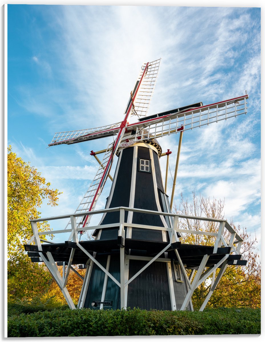 PVC Schuimplaat - Oude Zwarte Houten Windmolen onder Sluierbewolking - 30x40 cm Foto op PVC Schuimplaat (Met Ophangsysteem)