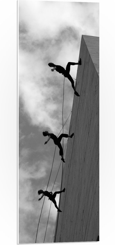 WallClassics - PVC Schuimplaat - Dansende Mensen tegen een Gebouw - 30x90 cm Foto op PVC Schuimplaat (Met Ophangsysteem)