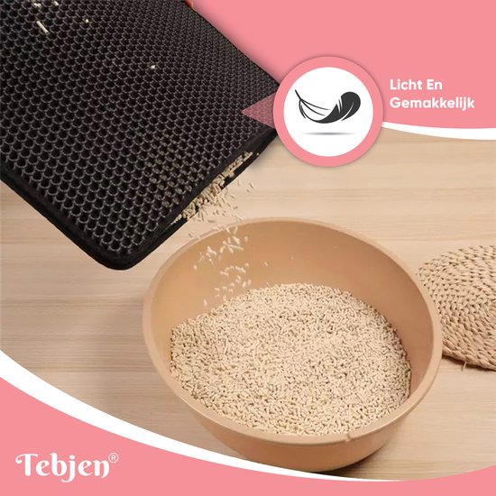 Zwarte kattenbakmat met honingraatpatroon, gemakkelijk schoon te maken.