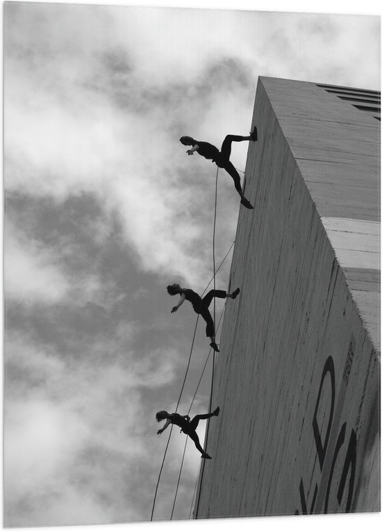 WallClassics - Drapeau - Personnes dansant contre un bâtiment - 70x105 cm Photo sur Drapeau Polyester