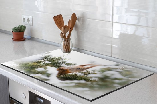KitchenYeah® Inductie beschermer 81.2x52 cm - Eekhoorn - Den - Sneeuw - Kookplaataccessoires - Afdekplaat voor kookplaat - Inductiebeschermer - Inductiemat - Inductieplaat mat