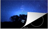 KitchenYeah® Inductie beschermer 91.2x52 cm - Vuurvliegjes boven een donker bos in de donkerblauwe lucht - Kookplaataccessoires - Afdekplaat voor kookplaat - Inductiebeschermer - Inductiemat - Inductieplaat mat