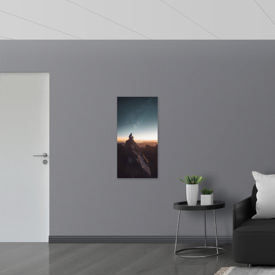 WallClassics - Hout - Man op Bergtop met Zonsondergang - 50x100 cm - 12 mm dik - Foto op Hout (Met Ophangsysteem)