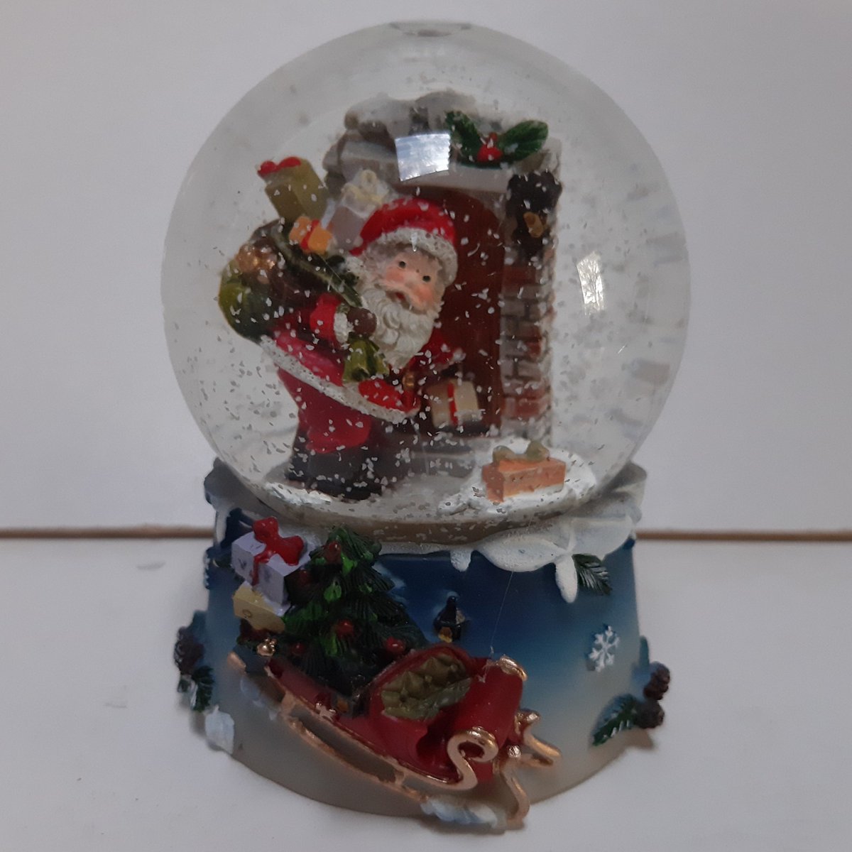 Boule à Neige Père Noël Avec Cadeau Sur Socle Renne - Décoration Noël 7,8 X 8 X 9 Cm