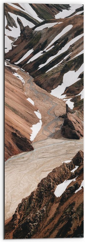 WallClassics - Dibond - Bruine Bergen met Hoopjes Sneeuw - 30x90 cm Foto op Aluminium (Wanddecoratie van metaal)