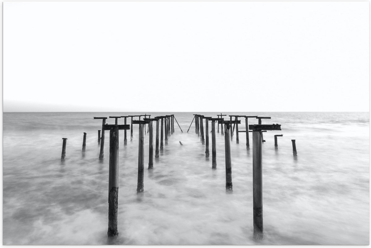 Poster (Mat) - Rij Palen in de Zee - 60x40 cm Foto op Posterpapier met een Matte look