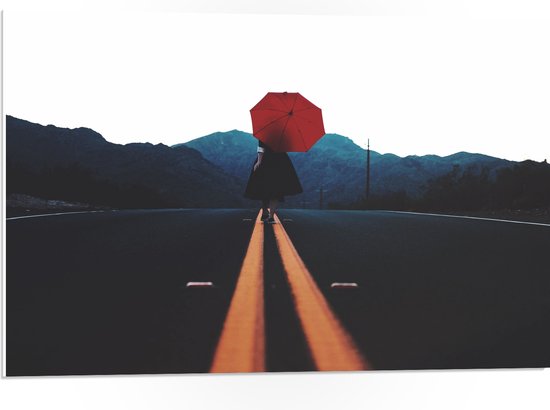 WallClassics - PVC Schuimplaat- Vrouw met Rode Paraplu op de Weg - 75x50 cm Foto op PVC Schuimplaat