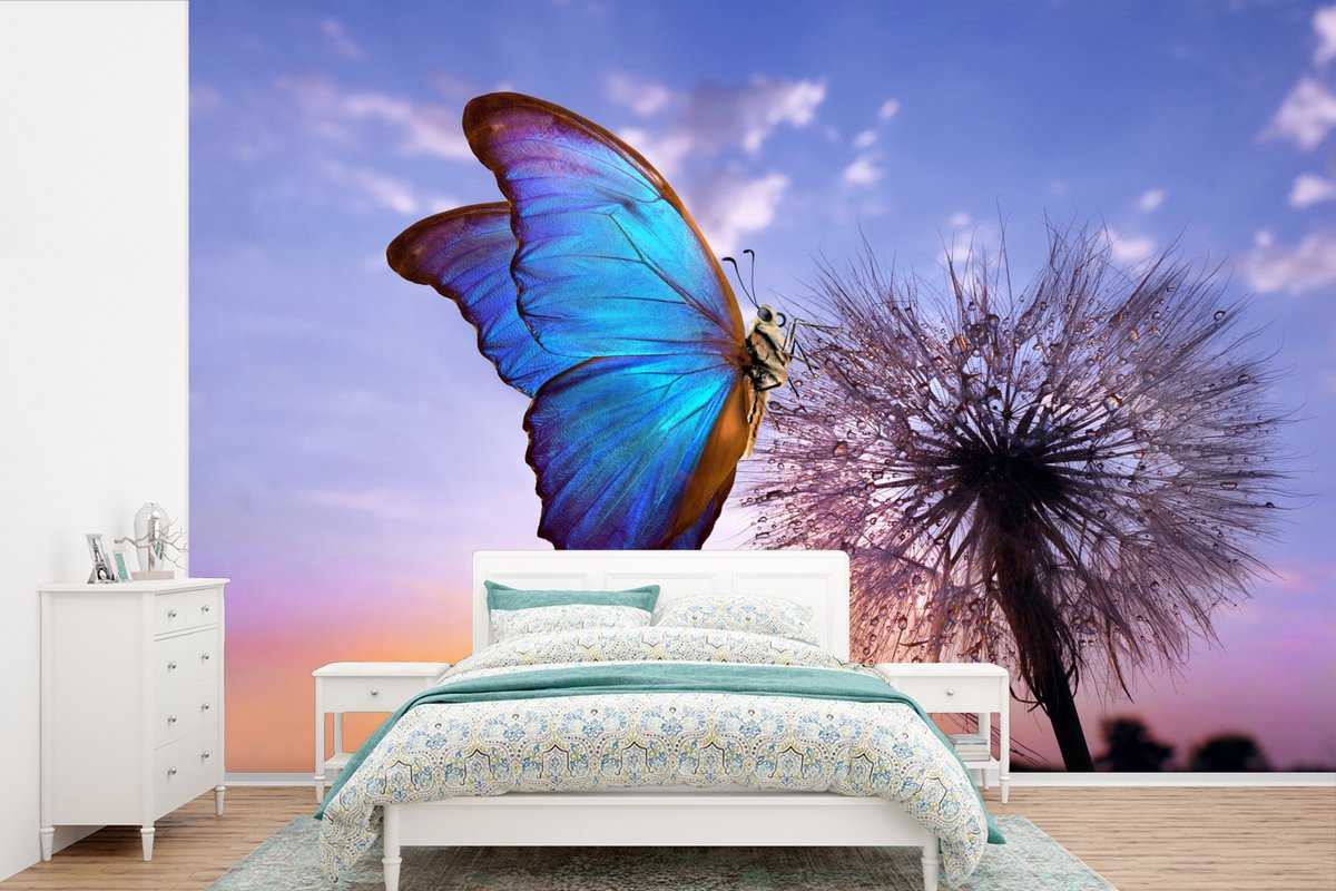 Behang - Fotobehang Vlinder - Zonsondergang - Paardebloem - Blauw - Breedte 450 cm x hoogte 300 cm
