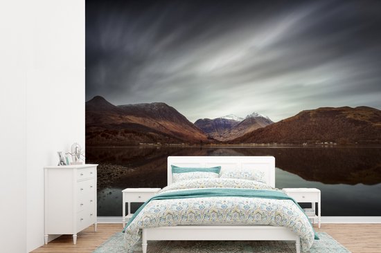 Behang - Fotobehanglucht boven de Ben Nevis - Breedte 330 cm x hoogte 240 cm