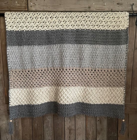 Foto: Haakpakket plaid rustic relief woondeken haken 