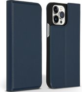 Accezz Hoesje Geschikt voor iPhone 13 Pro Max Hoesje Met Pasjeshouder - Accezz Premium Leather Slim Bookcase - Donkerblauw