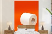 Behang - Fotobehang Wc-rol op oranje - Breedte 170 cm x hoogte 260 cm