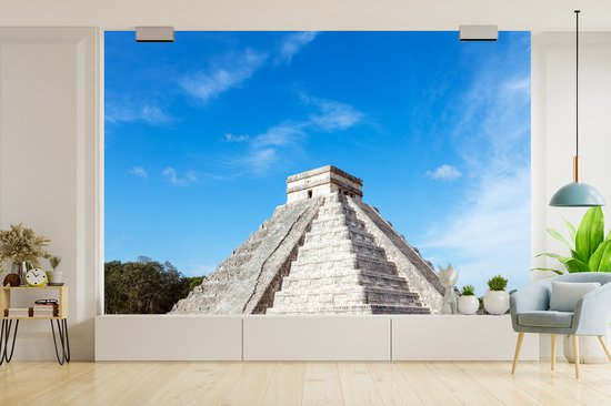 Behang - Fotobehang Tempel van Kukulkan bij Chichén Itzá in Mexico - Breedte 600 cm x hoogte 400 cm - MuchoWow