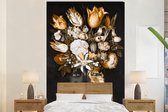 Behang - Fotobehang Vrouw - Bloemen - Goud - Breedte 200 cm x hoogte 300 cm