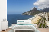 Behang - Fotobehang Ipanema-strand in het Braziliaanse Rio De Janeiro tijdens een zonnige dag - Breedte 330 cm x hoogte 220 cm