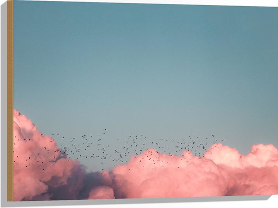 WallClassics - Hout - Zwerm Vogels bij Roze Wolken in Blauwe Lucht - 80x60 cm - 9 mm dik - Foto op Hout (Met Ophangsysteem)