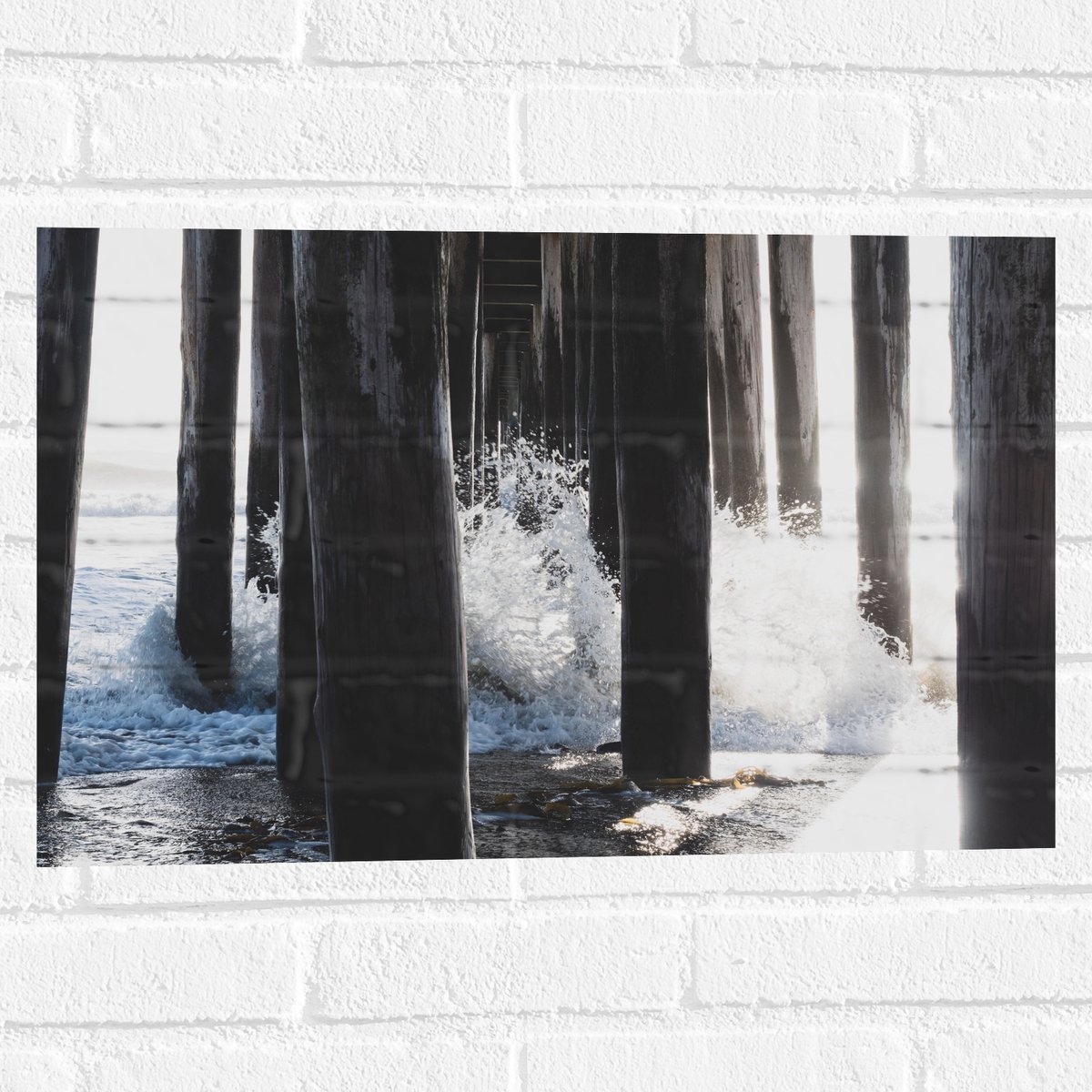 Muursticker - Water klots4end tegen Houten Palen in de Zee - 60x40 cm Foto op Muursticker
