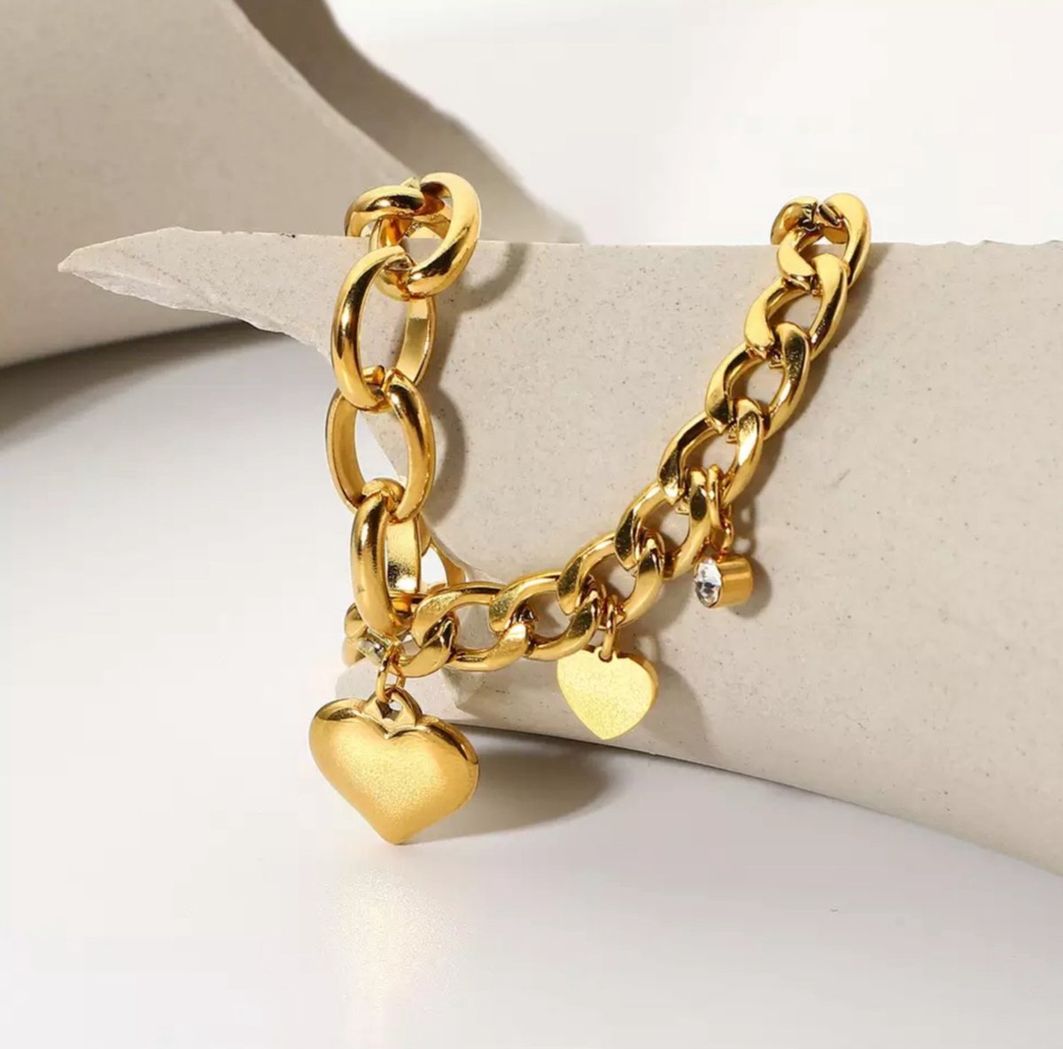 Leerella Edelstalen Goudkleurige Dames armband met Hartjes en Zicron- Dames Armband met Hangertjes | Valentijnsdag | Moederdag | Cadeautjes