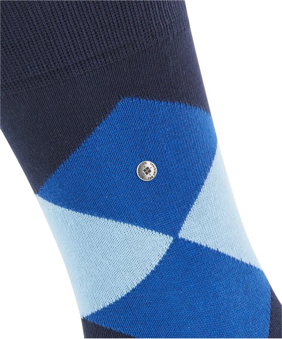 Blauwe sok met ruitpatroon en een klein zilverkleurig logo op de zijkant.
