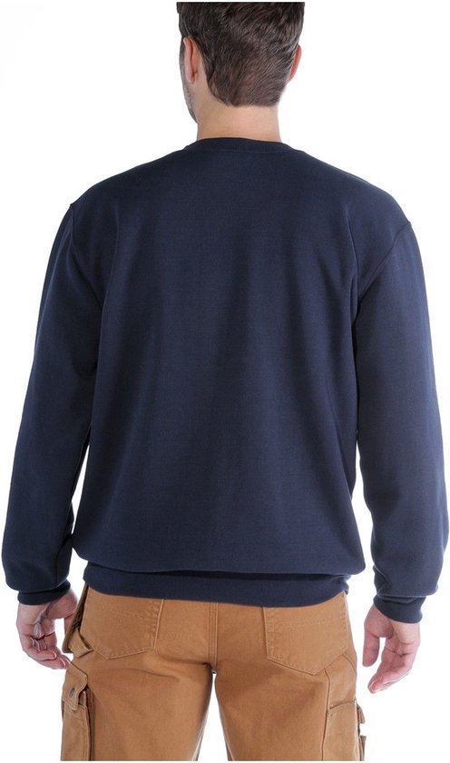 Marineblauwe Carhartt sweatshirt, achterkant, met ronde hals en lange mouwen, gedragen boven een bruine cargbroek.