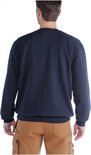Marineblauwe Carhartt sweatshirt, achterkant, met ronde hals en lange mouwen, gedragen boven een bruine cargbroek.