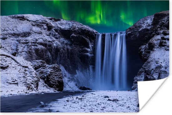 Noorderlicht boven een waterval in IJsland poster papier 60x40 cm - Foto print op Poster (wanddecoratie woonkamer / slaapkamer) / natuurverschijnselen Poster
