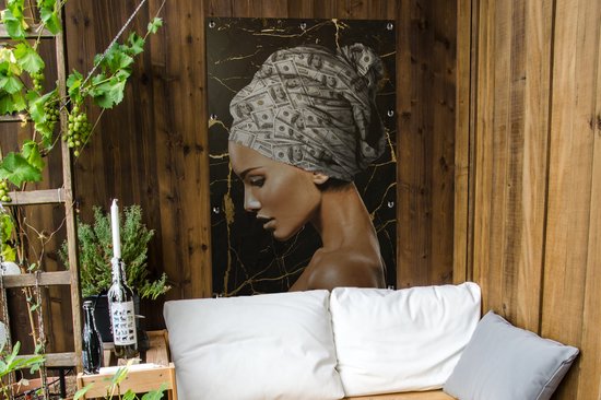 Tuinposter 80x120 cm - Tuindecoratie Vrouw - Hoofddoek - Bankbiljetten - Poster voor in de tuin - Buiten decoratie - Schutting tuinschilderij - Tuindoek muurdecoratie - Wanddecoratie balkondoek