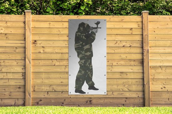 Affiche Clôture Une illustration du camouflage militaire pendant le paintball - 100x200 cm - Toile jardin