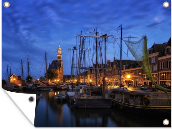 De verlichte haven van Hoorn in de avond
