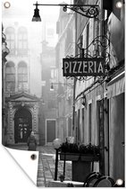 Muurdecoratie Steeg in Venetië met een uithangbord voor een pizzeria - zwart wit - 120x180 cm - Tuinposter - Tuindoek - Buitenposter