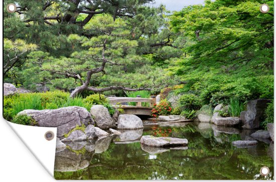 Tuindoek met Japanse tuin: vijver, stenen, brug, bomen en weelderig groen. De poster hangt met ringen.