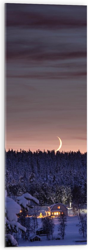 WallClassics - Acrylglas - Smalle Maan boven Huisje in het Bos met Sneeuw - 30x90 cm Foto op Acrylglas (Met Ophangsysteem)