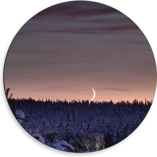 WallClassics - Dibond Muurcirkel - Smalle Maan boven Huisje in het Bos met Sneeuw - 50x50 cm Foto op Aluminium Muurcirkel (met ophangsysteem)