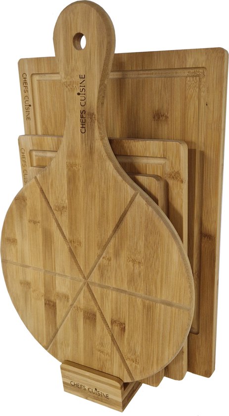Een set van drie houten snijplanken, waarvan één pizza-vormig, staand in een houder. CHEFS CUISINE gegraveerd.