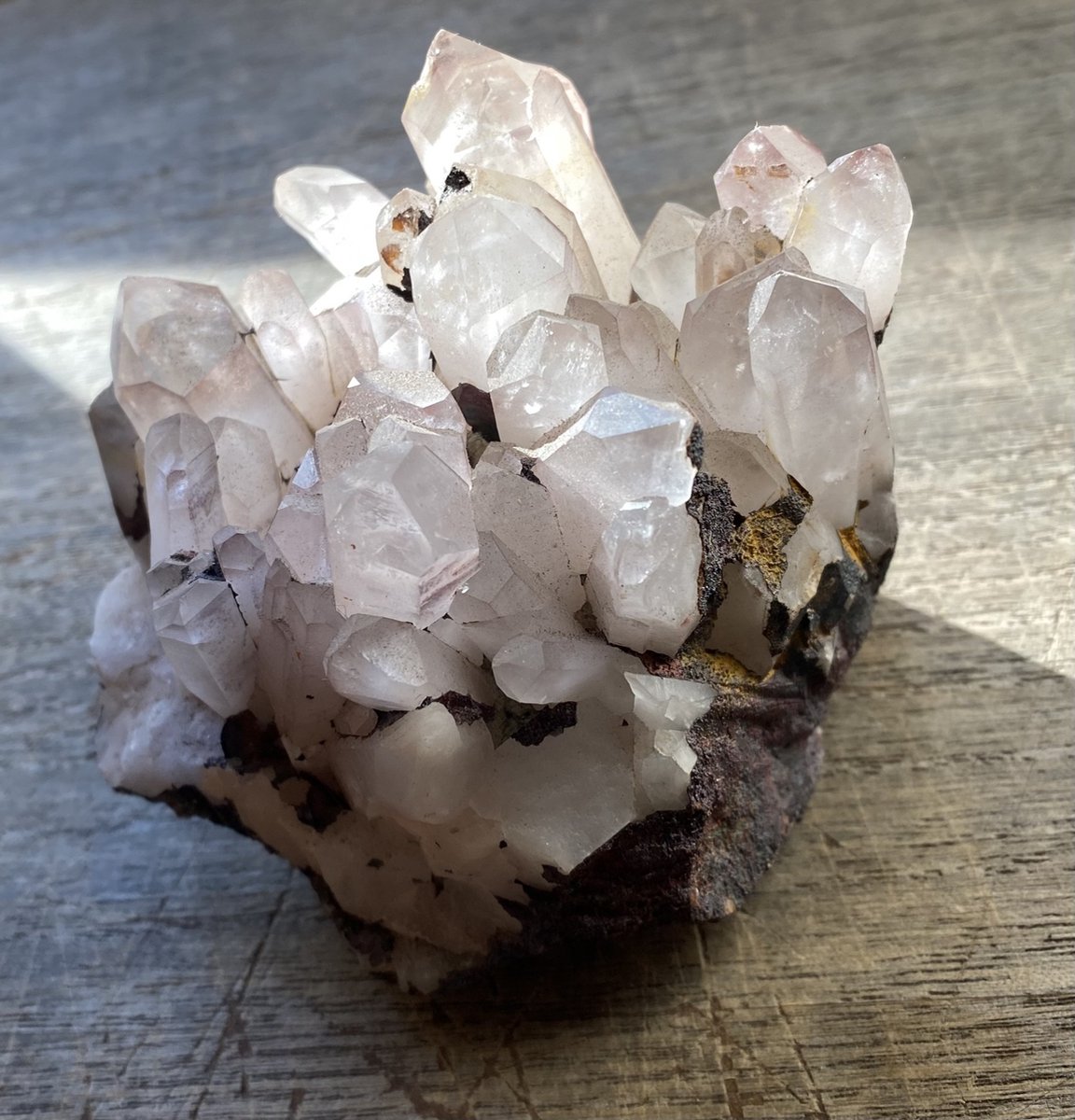 Ruwe Bergkristal Cluster met Hematiet - +/- 400 gram - 10x6 cm - Unieke stukken - Zuiverend - Hoge Frequentie - Spiritualiteit - Interieur - Decoratie