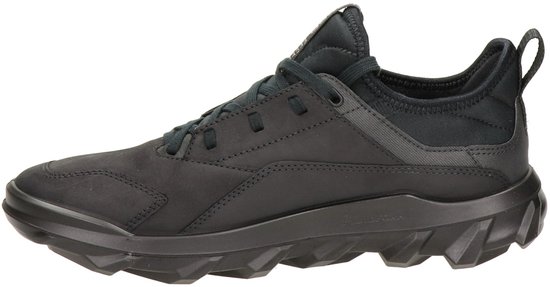 Zwarte ECCO MX sneaker met stoffen en leren delen, gezien vanaf de zijkant.