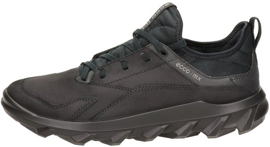 Zwarte ECCO MX sneaker met vetersluiting en stevige zool.