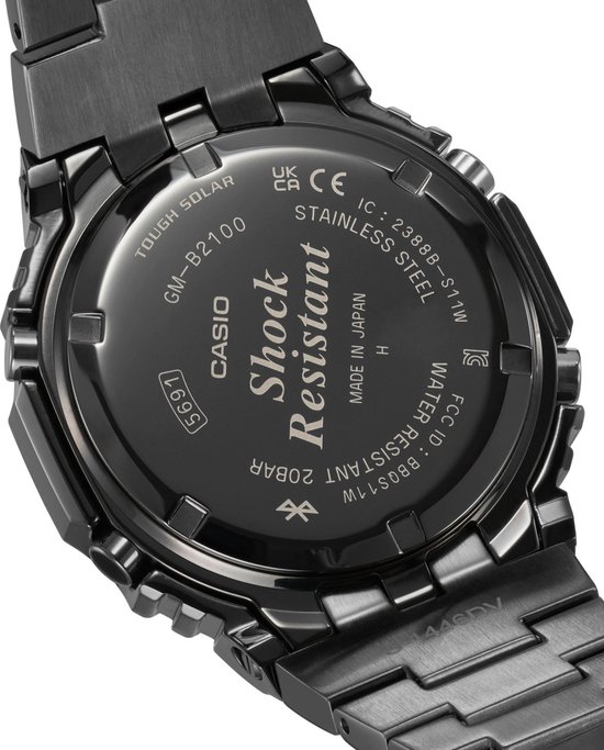 Zwarte Casio GM-B2100 met 'Tough Solar', 'Shock Resistant' en 'Made in Japan'.