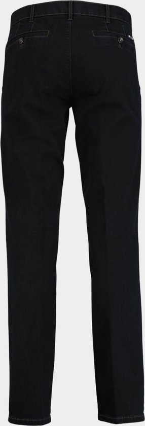 Achterkant van een donkerblauwe chino met stiksels op de zakken.